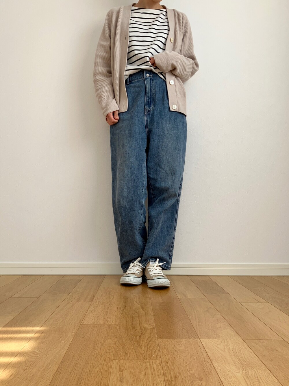 「春、春コーデ、オトナ女子、大人コーデ、ラフコーデ、リラックススタイル、プチプラコーデ、シンプルスタイル、ママコーデ、ゆったりコーデ、低身長女子、低身長コーデ、デニムコーデ、スニーカー、30代コーデ」｜「GLOBAL WORKのGOODデニムタックワイドパンツ/258060（デニムパンツ、ブルー系）」を使った、みれさん（レディース・155cm）の春コーディネートの1枚目の写真
