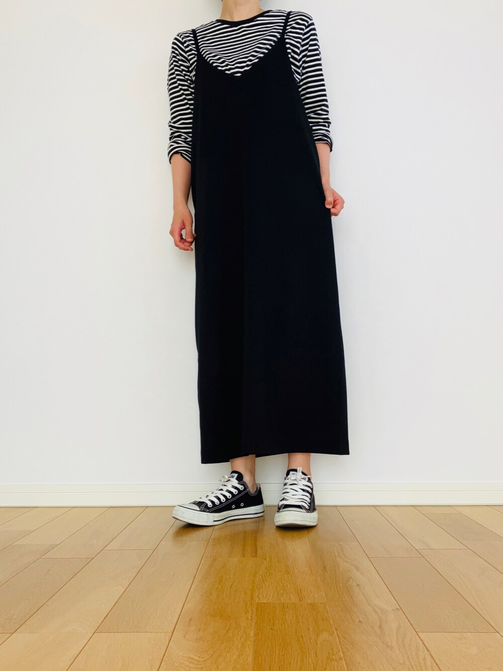 「シンプルスタイル、着回しコーデ、GWコーデ、低身長、ゆったりコーデ、UNIQLO、スニーカー、プチプラ」｜「andmeのアイテム（ワンピース/ドレス、ブラック系）」を使った、みれさん（レディース・155cm）の春コーディネートの1枚目の写真
