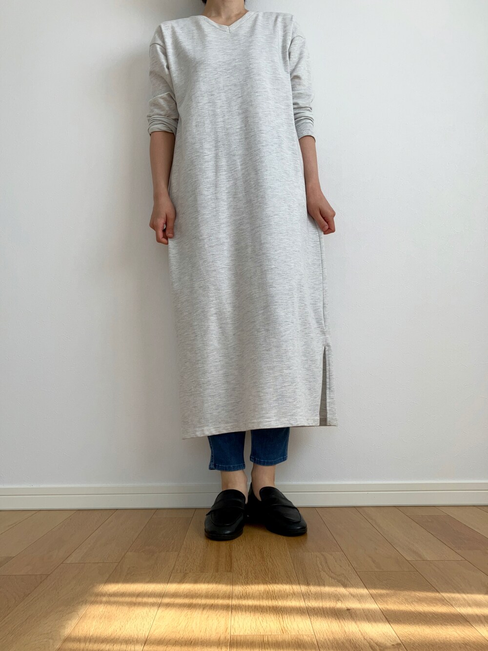 「春服、オトナカジュアル、ラクチンコーデ、ワンピースコーデ、低身長、大人女子、UNIQLO、春」｜「UNIQLOのウルトラストレッチデニムクロップドレギンスパンツ（デニムパンツ、ブルー系）」を使った、みれさん（レディース・155cm）の春コーディネートの1枚目の写真