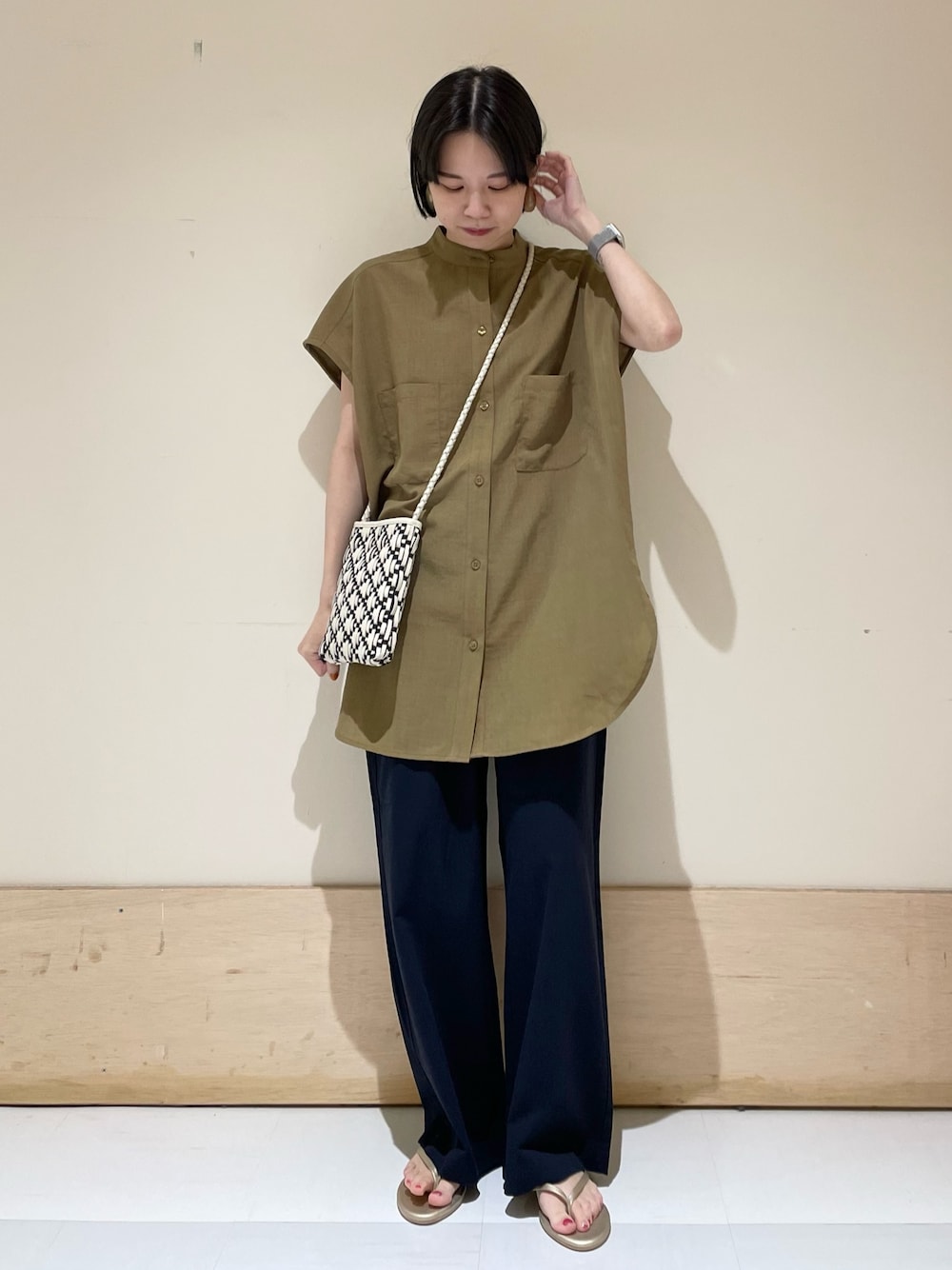 「URBAN RESEARCH DOORS、URBAN RESEARCH DOORS WOMENS、アーバンリサーチドアーズ、ビッグシルエット、ビッグシャツ、お出かけコーデ、きれいめカジュアル、夏コーデ、休日スタイル、春夏コーデ、サコッシュ、低身長、低身長コーデ、オトナカジュアル、骨格ウェーブ」｜「URBAN RESEARCH DOORSのレーヨンコットンイージーパンツ（その他パンツ、ブルー系）」を使った、ホンダ マユさん（レディース・152cm）の夏コーディネートの1枚目の写真