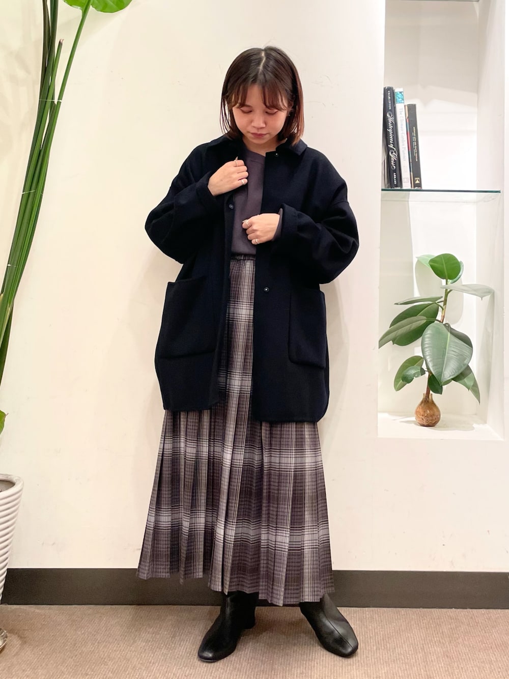 「URBAN RESEARCH DOORS、URBAN RESEARCH DOORS WOMENS、アーバンリサーチドアーズ、かぐれ、ウールコート、チェックスカート、秋冬コーデ、ショートブーツ、冬コーデ、ワントーンコーデ」｜「かぐれのウールショートコート（その他アウター、ブルー系）」を使った、ホンダ マユさん（レディース・152cm）の秋コーディネートの1枚目の写真
