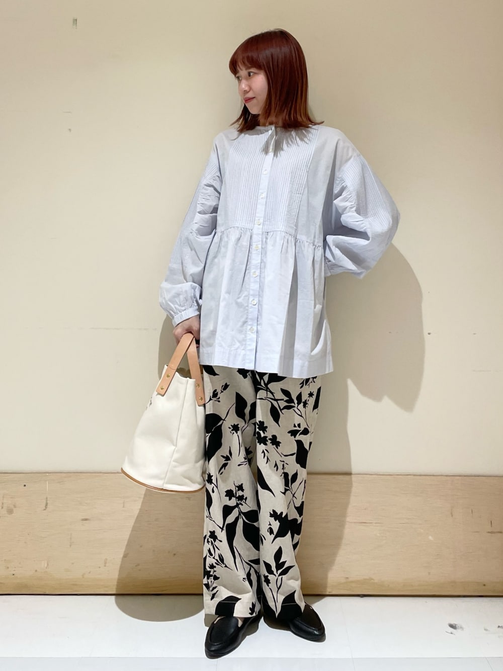 「URBAN RESEARCH DOORS、URBAN RESEARCH DOORS WOMENS、アーバンリサーチドアーズ、かぐれ、ピンタック、ピンタックシャツ、シャツスタイル、花柄、休日スタイル、ビッグシルエット、シンプルコーデ、淡色コーデ、大人カジュアル、楽チンコーデ、低身長」｜「かぐれのピンタック2WAYブラウス（Tシャツ/カットソー、ブルー系）」を使った、ホンダ マユさん（レディース・152cm）の春コーディネートの1枚目の写真