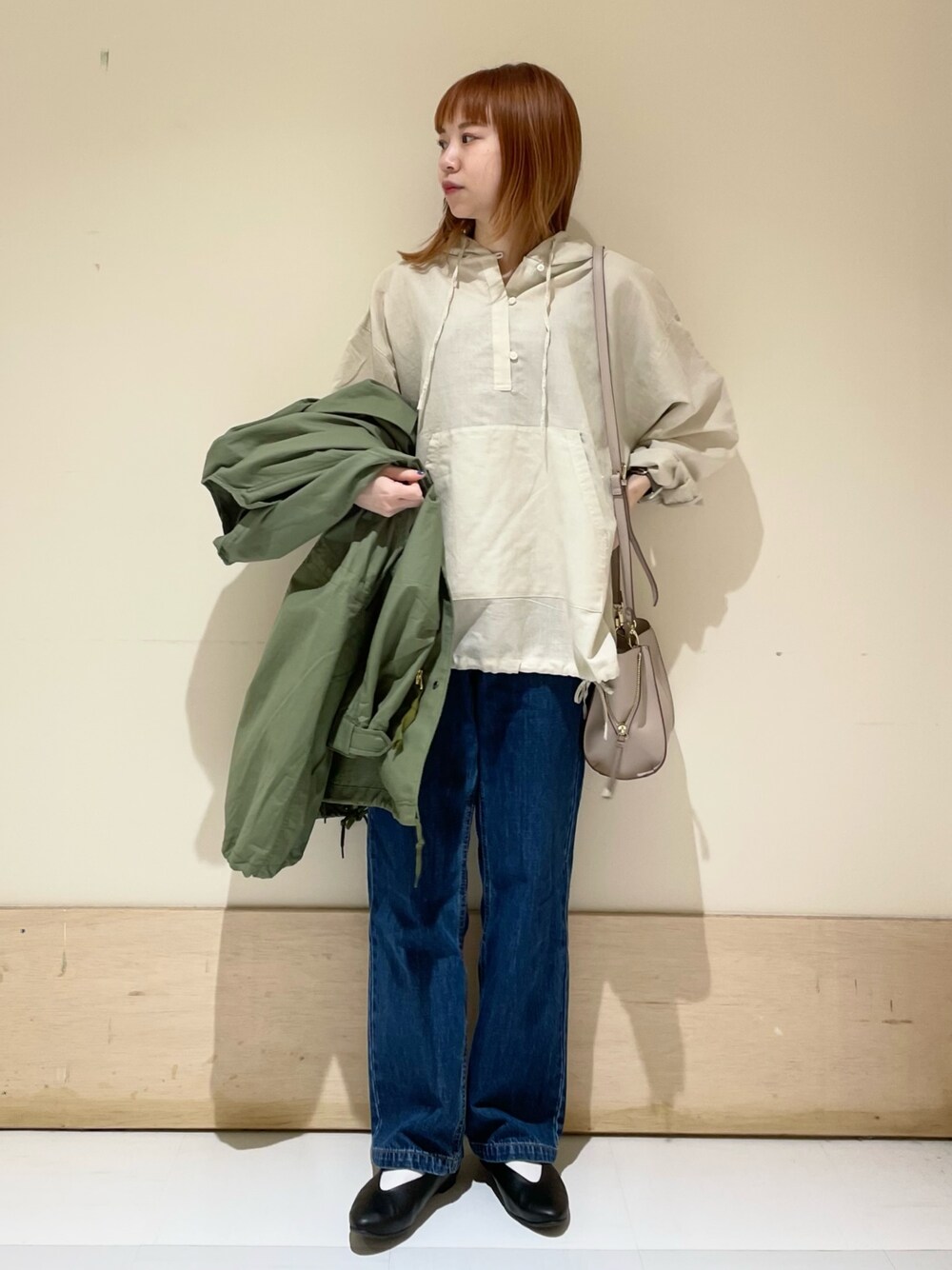 「URBAN RESEARCH DOORS、URBAN RESEARCH DOORS WOMENS、アーバンリサーチドアーズ、コットンラミー、パーカー、モッズコート、春アウター、デニム、ワイドパンツ、ワイトデニム、春服デビュー宣言、きれいめカジュアル、ビッグシルエット、休日スタイル、シンプルコーデ」｜「URBAN RESEARCH DOORSのノーカラーモッズコート（モッズコート、グリーン系）」を使った、ホンダ マユさん（レディース・152cm）の春コーディネートの1枚目の写真