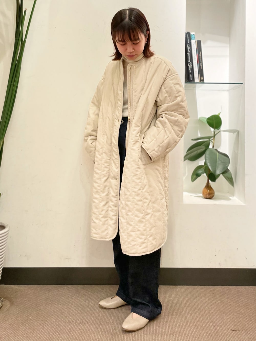 「URBAN RESEARCH DOORS、URBAN RESEARCH DOORS WOMENS、アーバンリサーチドアーズ、かぐれ、キルトコート、キルト、デニム、ワイドデニム、タートルネック、タートルネックカットソー」｜「URBAN RESEARCH DOORSのキルトノーカラーライトコート（ダウンジャケット/コート、ベージュ系）」を使った、ホンダ マユさん（レディース・152cm）の秋コーディネートの1枚目の写真