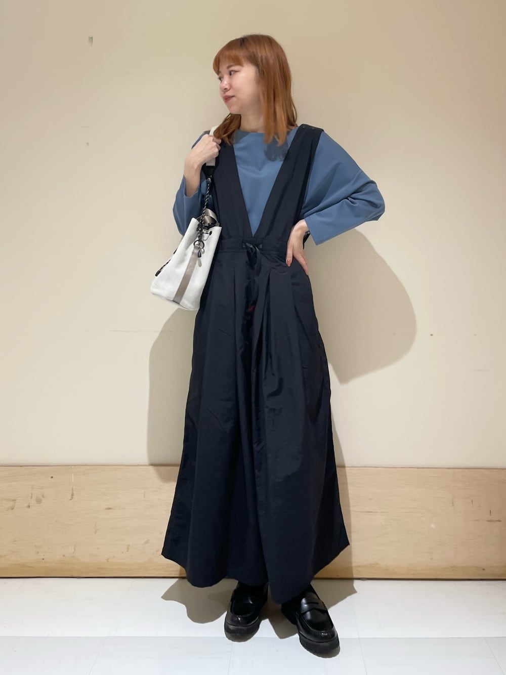 「URBAN RESEARCH DOORS、URBAN RESEARCH DOORS WOMENS、アーバンリサーチドアーズ、EKAL、グラミチ、GRAMICCI、サロペット、ビッグシルエット、ローファー、スクエアバッグ、休日スタイル、春コーデ、楽チンコーデ、低身長コーデ、カジュアルコーデ」｜「URBAN RESEARCH DOORSのコットンバックタック7分袖プルオーバー（Tシャツ/カットソー、ブルー系）」を使った、ホンダ マユさん（レディース・152cm）の春コーディネートの1枚目の写真