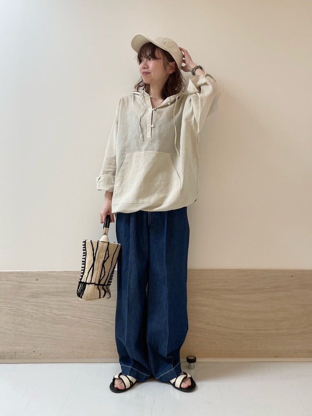 「URBAN RESEARCH DOORS、URBAN RESEARCH DOORS WOMENS、アーバンリサーチドアーズ、ラミー、ラミーブラウス、デニム、ワイドデニム、イージーパンツ、お出かけコーデ、休日スタイル、カジュアル、大人カジュアル、春夏コーデ、低身長、骨格ストレート」｜「FORK&SPOONのFORK&SPOON　綿麻デニムパンツ（デニムパンツ、ブルー系）」を使った、ホンダ マユさん（レディース・152cm）の春コーディネートの1枚目の写真