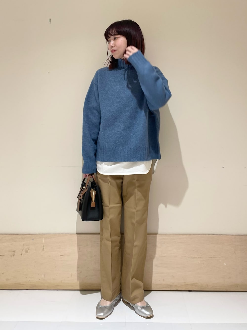 ホワイト系のTシャツ/カットソー、ブルー系のニット/セーター、シルバー系のバレエシューズを着用したレディースの冬コーディネートの1枚目の写真