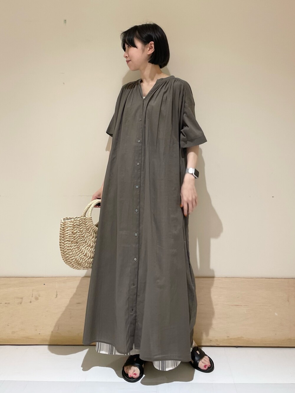 グリーン系のワンピース、ホワイト系のその他パンツ、ブラック系のサンダルを着用したレディースの夏コーディネートの1枚目の写真