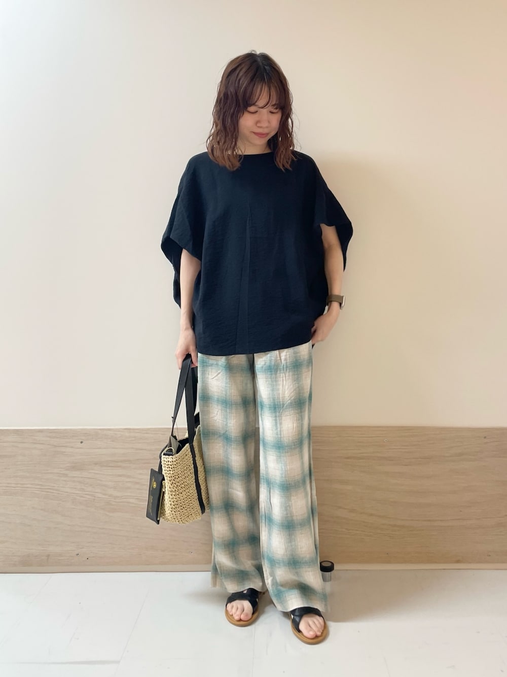 「URBAN RESEARCH DOORS、URBAN RESEARCH DOORS WOMENS、アーバンリサーチドアーズ、ブルー、チェック、チェックパンツ、ネイビー、きれいめカジュアル、大人カジュアル、シンプルコーデ、デザイントップス、サンダル、お出かけコーデ、低身長コーデ、骨格ストレート」｜「URBAN RESEARCH DOORSのコクーンシルエットブラウス（シャツ/ブラウス、ブルー系）」を使った、ホンダ マユさん（レディース・152cm）の夏コーディネートの1枚目の写真