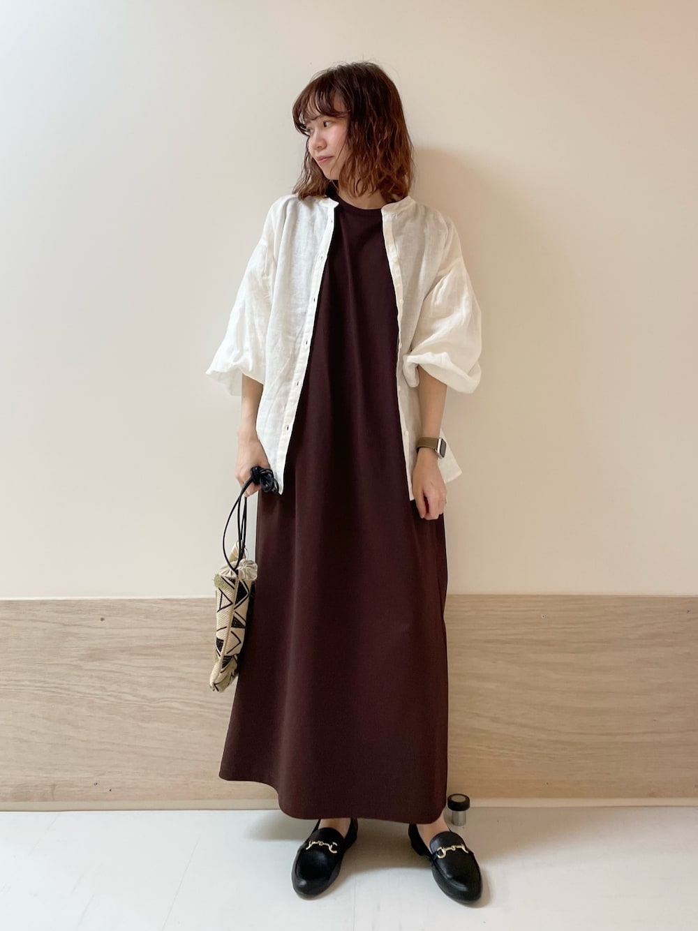 「URBAN RESEARCH DOORS、URBAN RESEARCH DOORS WOMENS、アーバンリサーチドアーズ、EKAL、タンクトップワンピース、ワンピース、ドライタッチ、リネン、リネンシャツ、大人カジュアル、お出かけコーデ、きれいめカジュアル、春夏コーデ、低身長、骨格ストレート」｜「URBAN RESEARCH DOORSのリネンタックボリュームスリーブブラウス（シャツ/ブラウス、ホワイト系）」を使った、ホンダ マユさん（レディース・152cm）の春コーディネートの1枚目の写真