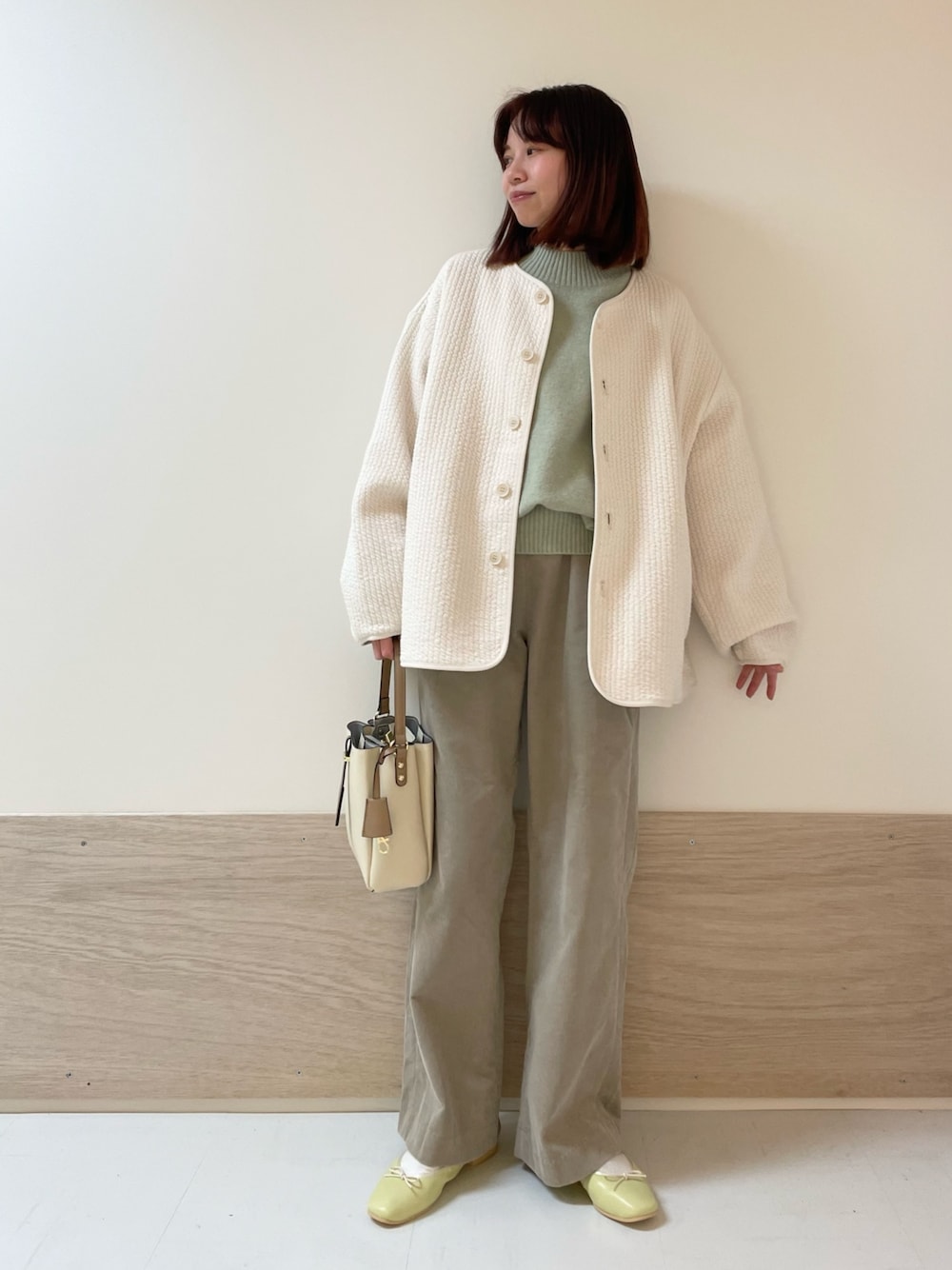 「URBAN RESEARCH DOORS、URBAN RESEARCH DOORS WOMENS、アーバンリサーチドアーズ、春アウター、淡色コーデ、春コーデ、休日スタイル、お出かけコーデ、カジュアル、大人カジュアル、春色、春服みてみて、低身長、骨格ストレート、きれいめカジュアル」｜「URBAN RESEARCH DOORSの『URTECH』コーデュロイイージーパンツ（その他パンツ、ベージュ系）」を使った、ホンダ マユさん（レディース・152cm）の冬コーディネートの1枚目の写真