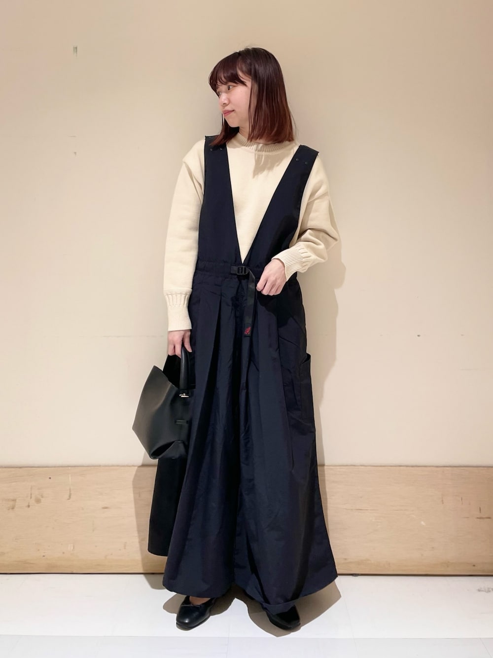 「URBAN RESEARCH DOORS、URBAN RESEARCH DOORS WOMENS、アーバンリサーチドアーズ、EKAL、サロペット、グラミチ、カジュアルコーデ、大人カジュアル、楽チンコーデ、低身長、骨格ストレート、シンプルコーデ、お出かけコーデ、休日スタイル、スポーツミックス」｜「Gramicciの『別注』GRAMICCI　アクティブナイロンサロペット（サロペット/オーバーオール、ブラック系）」を使った、ホンダ マユさん（レディース・152cm）の冬コーディネートの1枚目の写真
