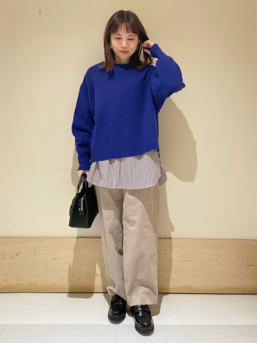 「URBAN RESEARCH DOORS、URBAN RESEARCH DOORS WOMENS、アーバンリサーチドアーズ、レイヤードスタイル、ストライプシャツ、ブルー、ブルーニット、コーデュロイ、コーデュロイパンツ、ローファー、パンツスタイル、低身長女子、大人カジュアル、カジュアルコーデ」｜「URBAN RESEARCH DOORSのハミルトンウールボートネックプルオーバー（ニット/セーター、ブルー系）」を使った、ホンダ マユさん（レディース・152cm）の冬コーディネートの1枚目の写真