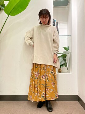 「URBAN RESEARCH DOORS（アーバンリサーチドアーズ）のレーヨン大花柄スカート（スカート）」を使った、ホンダ マユさん（レディース・152cm）の秋コーディネート