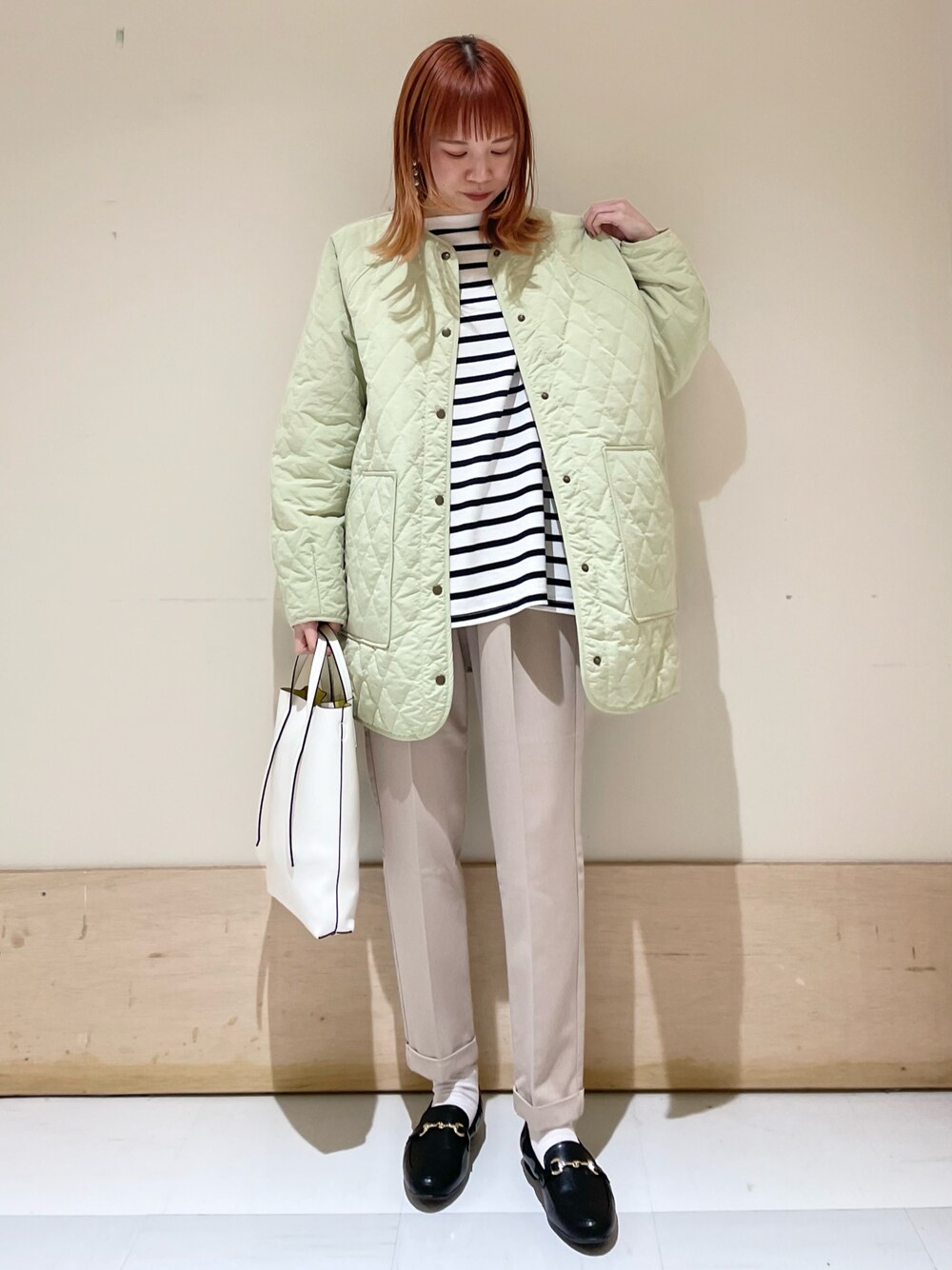 「URBAN RESEARCH DOORS、URBAN RESEARCH DOORS WOMENS、アーバンリサーチドアーズ、キルトジャケット、カポック、ボーダー、ボーダートップス、イージーパンツ、ローファー、ビットローファー、春服デビュー宣言、今日のコーデ、シンプル、春コーデ、低身長コーデ」｜「URBAN RESEARCH DOORSのストレッチテーパードイージーパンツ（その他パンツ、ベージュ系）」を使った、ホンダ マユさん（レディース・152cm）の春コーディネートの1枚目の写真