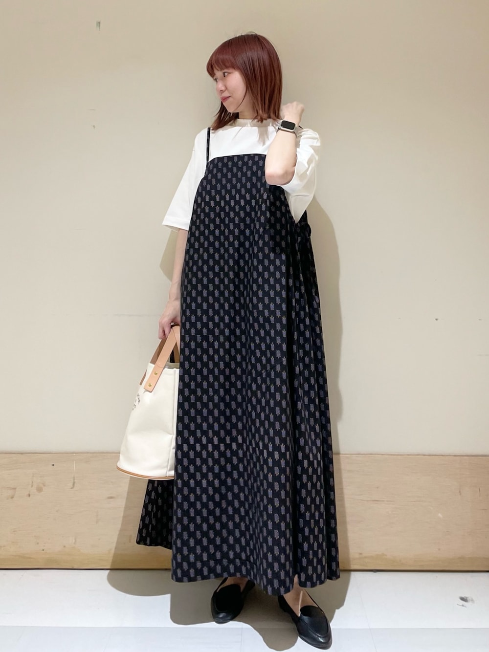 「URBAN RESEARCH DOORS、URBAN RESEARCH DOORS WOMENS、アーバンリサーチドアーズ、かぐれ、FORK&SPOON、キャミワンピ、プリントワンピース、柄ワンピース、シンプルコーデ、ビッグシルエット、休日スタイル、着回しコーデ、キレイめカジュアル、ショップスタッフの好印象コーデ、低身長」｜「かぐれのプリントキャミワンピース（ワンピース、ブラック系）」を使った、ホンダ マユさん（レディース・152cm）の春コーディネートの1枚目の写真