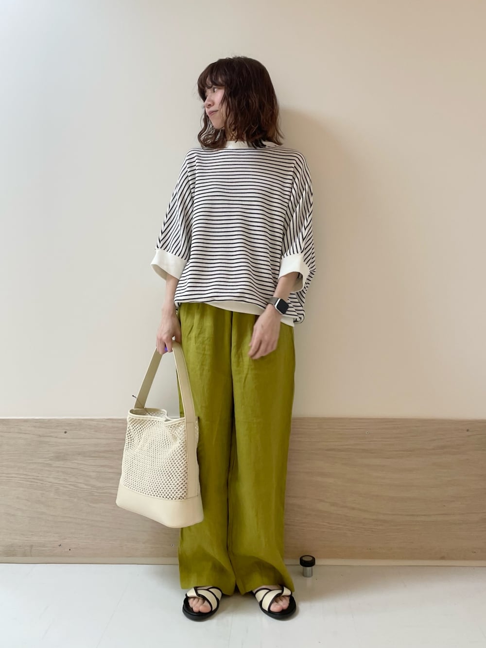 「URBAN RESEARCH DOORS、URBAN RESEARCH DOORS WOMENS、アーバンリサーチドアーズ、ボーダー、カラーパンツ、リネン、リネンパンツ、リラックススタイル、お出かけコーデ、休日スタイル、春夏コーデ、きれいめカジュアル、ナチュラル、低身長、骨格ストレート」｜「URBAN RESEARCH DOORSのリネンイージーパンツ（その他パンツ、グリーン系）」を使った、ホンダ マユさん（レディース・152cm）の春コーディネートの1枚目の写真