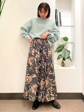 「URBAN RESEARCH DOORS（アーバンリサーチドアーズ）のレーヨン大花柄スカート（スカート）」を使った、ホンダ マユさん（レディース・152cm）の秋コーディネート