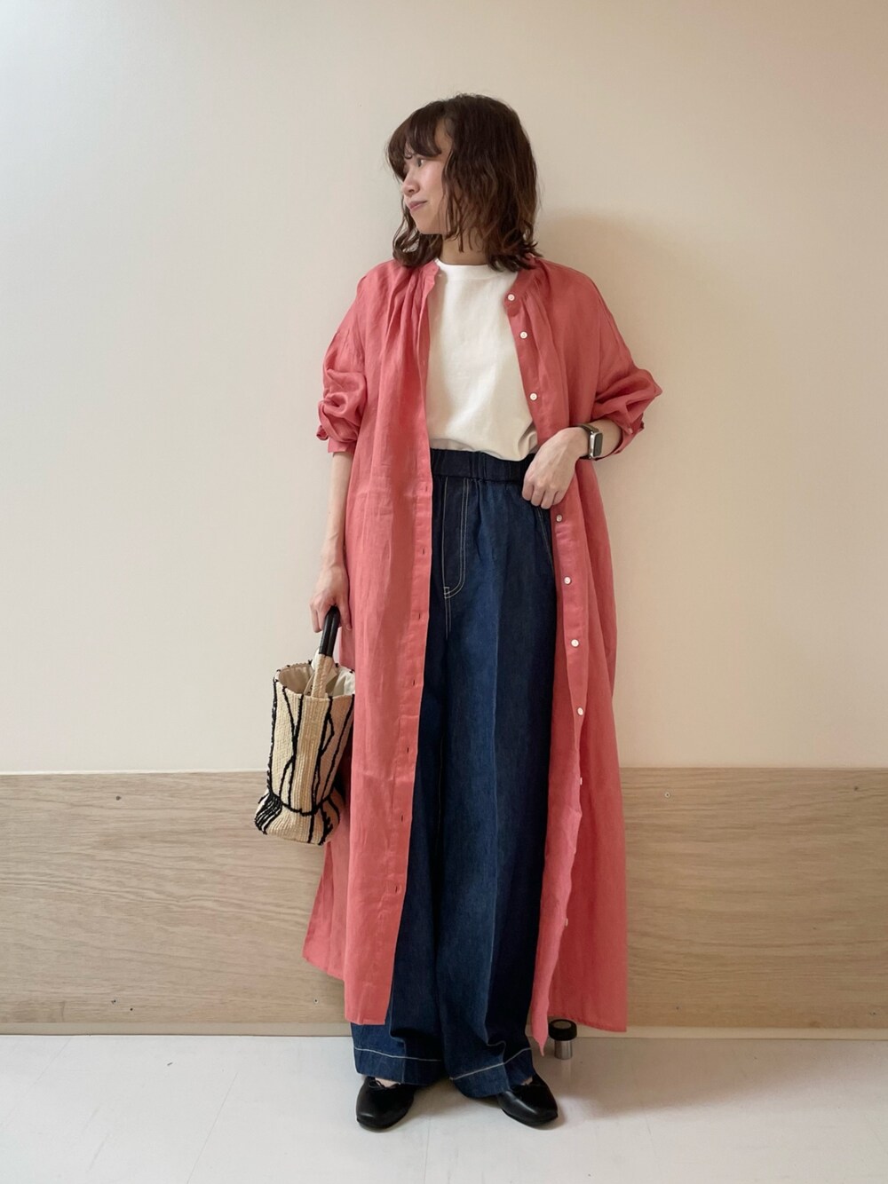 「URBAN RESEARCH DOORS、URBAN RESEARCH DOORS WOMENS、アーバンリサーチドアーズ、リネン、シャツワンピ、デニム、イージーパンツ、ワイドデニム、ピンク、デートコーデ、春夏コーデ、きれいめカジュアル、休日スタイル、低身長、骨格ストレート」｜「FORK&SPOONのFORK&SPOON　ヘビーウェイト天竺ショートスリーブTシャツ（Tシャツ/カットソー、ホワイト系）」を使った、ホンダ マユさん（レディース・152cm）の春コーディネートの1枚目の写真