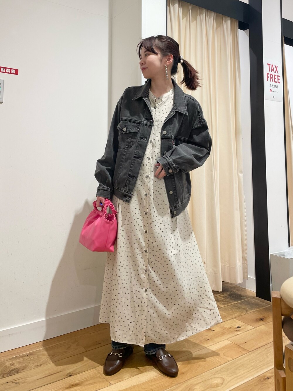ブラック系のデニムジャケット、ブルー系のデニムパンツを着用したレディースの春コーディネートの1枚目の写真