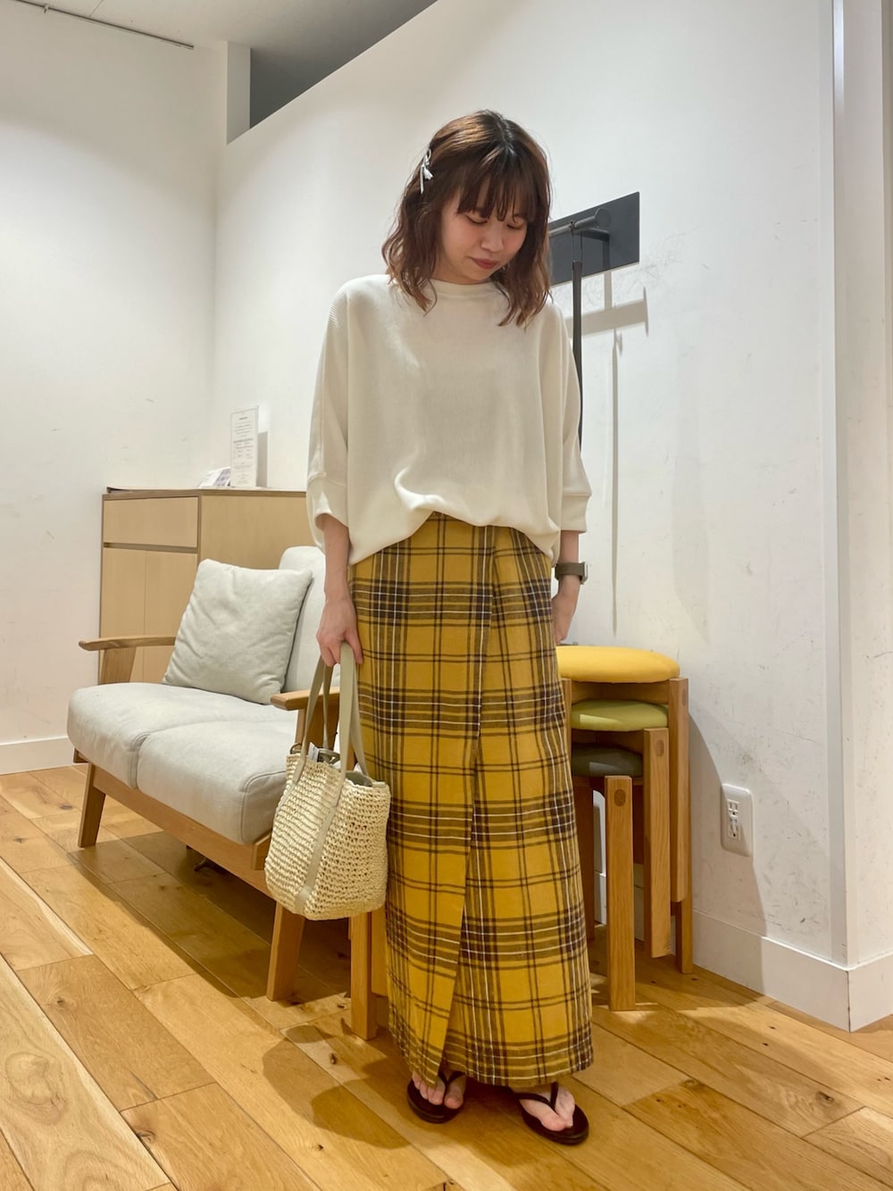 ホワイト系のTシャツ/カットソー、イエロー系のスカート、ブラック系のサンダルを着用したレディースの夏コーディネートの1枚目の写真