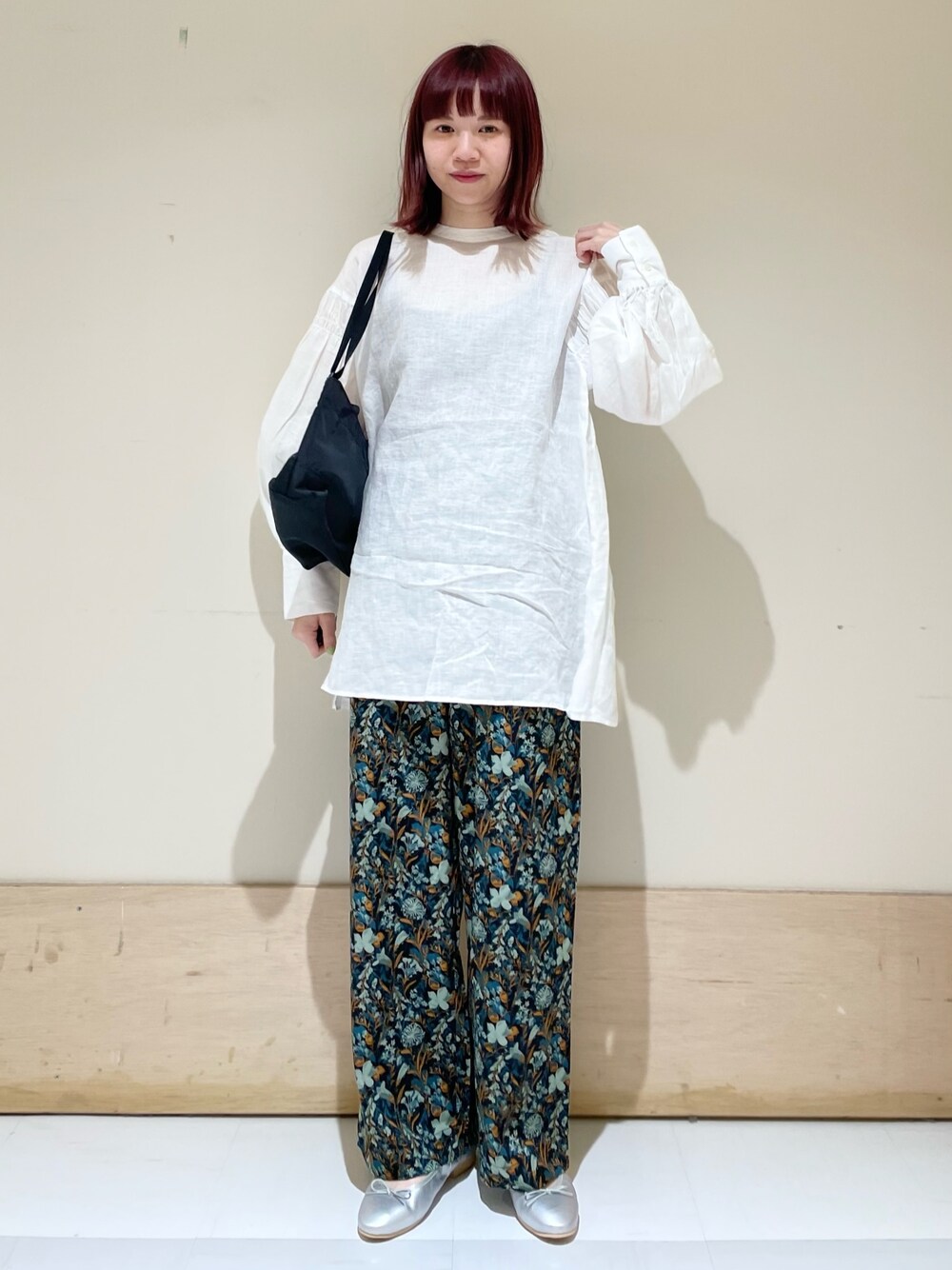 ブルー系のその他パンツ、ブラック系のショルダーバッグ、ホワイト系のシャツ/ブラウスを着用したレディースの春コーディネートの1枚目の写真