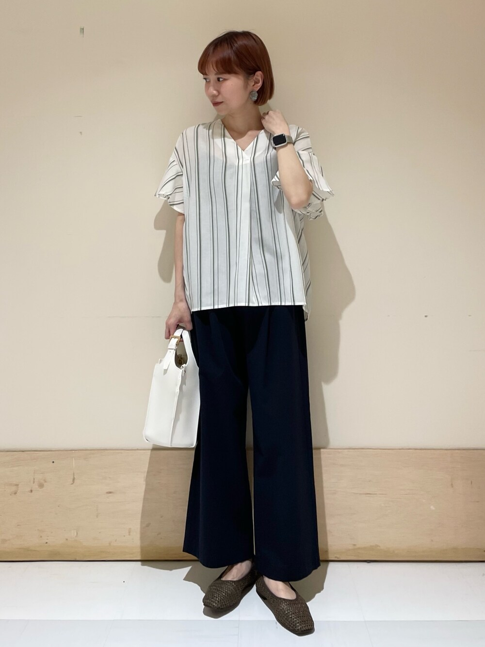 グリーン系のシャツ/ブラウス、ブルー系のその他パンツ、ホワイト系のトートバッグを着用したレディースの春コーディネートの1枚目の写真