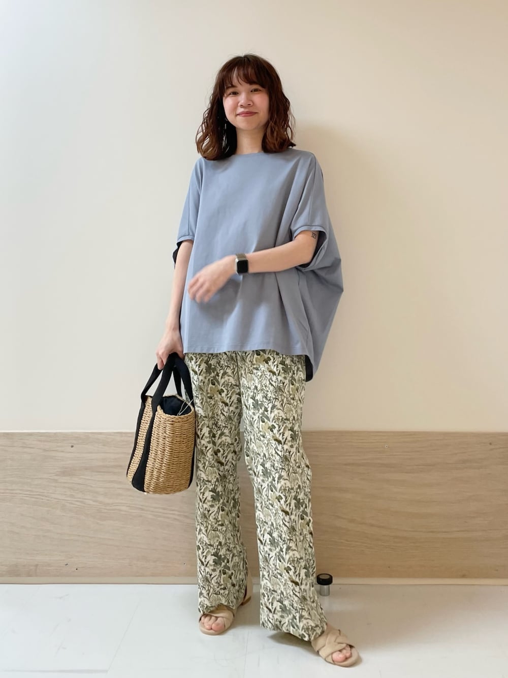 「URBAN RESEARCH DOORS、URBAN RESEARCH DOORS WOMENS、アーバンリサーチドアーズ、ブルー、花柄、花柄パンツ、フラワープリント、リラックススタイル、きれいめカジュアル、春夏コーデ、サンダル、お出かけコーデ、休日スタイル、低身長コーデ、骨格ストレート」｜「URBAN RESEARCH DOORSの『イージーケア』フラワープリントイージーパンツ（その他パンツ、ホワイト系）」を使った、ホンダ マユさん（レディース・152cm）の春コーディネートの1枚目の写真