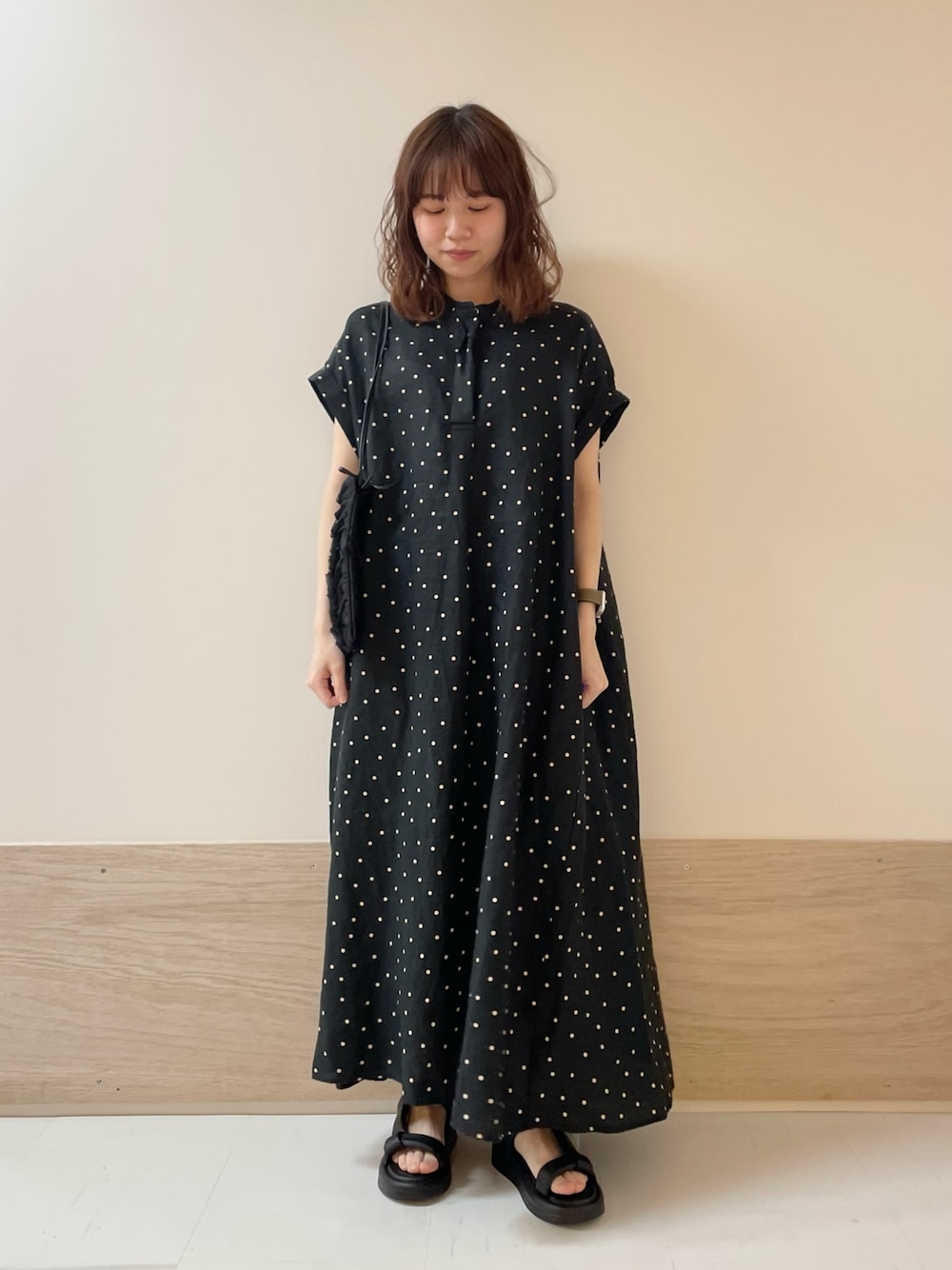 「URBAN RESEARCH DOORS、URBAN RESEARCH DOORS WOMENS、アーバンリサーチドアーズ、リネン、リネンワンピ、ドット柄、ドットワンピ、ワンピース、お出かけコーデ、休日スタイル、春夏コーデ、きれいめカジュアル、大人カジュアル、低身長コーデ、骨格ストレート」｜「URBAN RESEARCH DOORSのリネンドットフレアワンピース（ワンピース、ブラック系）」を使った、ホンダ マユさん（レディース・152cm）の春コーディネートの1枚目の写真