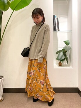 「URBAN RESEARCH DOORS（アーバンリサーチドアーズ）のレーヨン大花柄スカート（スカート）」を使った、ホンダ マユさん（レディース・152cm）の秋コーディネート