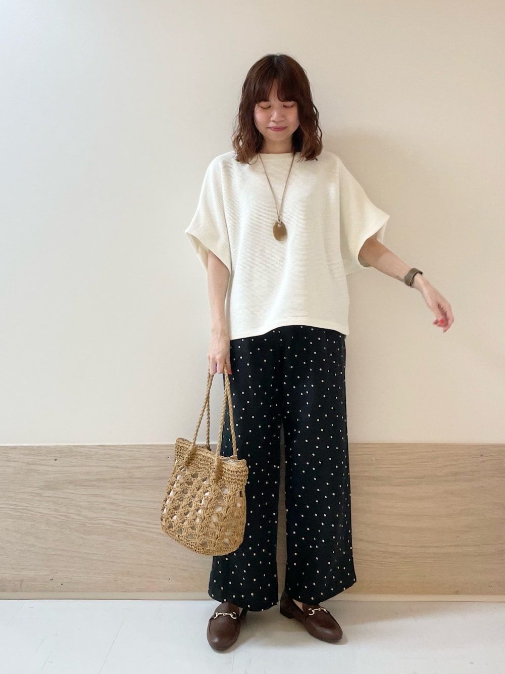 「URBAN RESEARCH DOORS、URBAN RESEARCH DOORS WOMENS、アーバンリサーチドアーズ、ドット、ドットパンツ、リラックススタイル、お出かけコーデ、休日スタイル、きれいめカジュアル、大人カジュアル、春夏コーデ、シンプルコーデ、リネンパンツ、低身長コーデ、骨格ストレート」｜「URBAN RESEARCH DOORSのリネンドットイージーパンツ（その他パンツ、ブラック系）」を使った、ホンダ マユさん（レディース・152cm）の春コーディネートの1枚目の写真