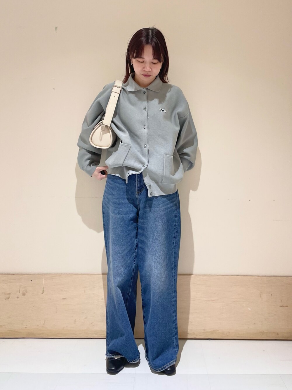 「URBAN RESEARCH DOORS、URBAN RESEARCH DOORS WOMENS、アーバンリサーチドアーズ、penneys、シャツカーディガン、デニム、ワイドデニム、バギーパンツ、カジュアル、カジュアルコーデ、大人カジュアル、くすみカラー、ブルー、低身長、骨格ストレート」｜「PENNEYSの『別注』PENNEYS×DOORS　THE FOX シャツカーディガン（ニット/セーター、グレー系）」を使った、ホンダ マユさん（レディース・152cm）の冬コーディネートの1枚目の写真