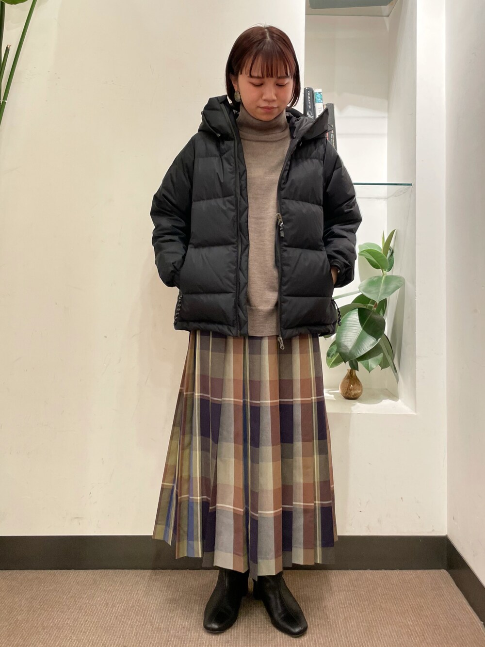 「URBAN RESEARCH DOORS、URBAN RESEARCH DOORS WOMENS、アーバンリサーチドアーズ、ナンガ、NANGA、NANGA別注、ダウンジャケット、チェックスカート、冬コーデ、冬アウター、チェック柄に恋してる」｜「URBAN RESEARCH DOORSのカラーチェックプリーツスカート（スカート、ブルー系）」を使った、ホンダ マユさん（レディース・152cm）の冬コーディネートの1枚目の写真