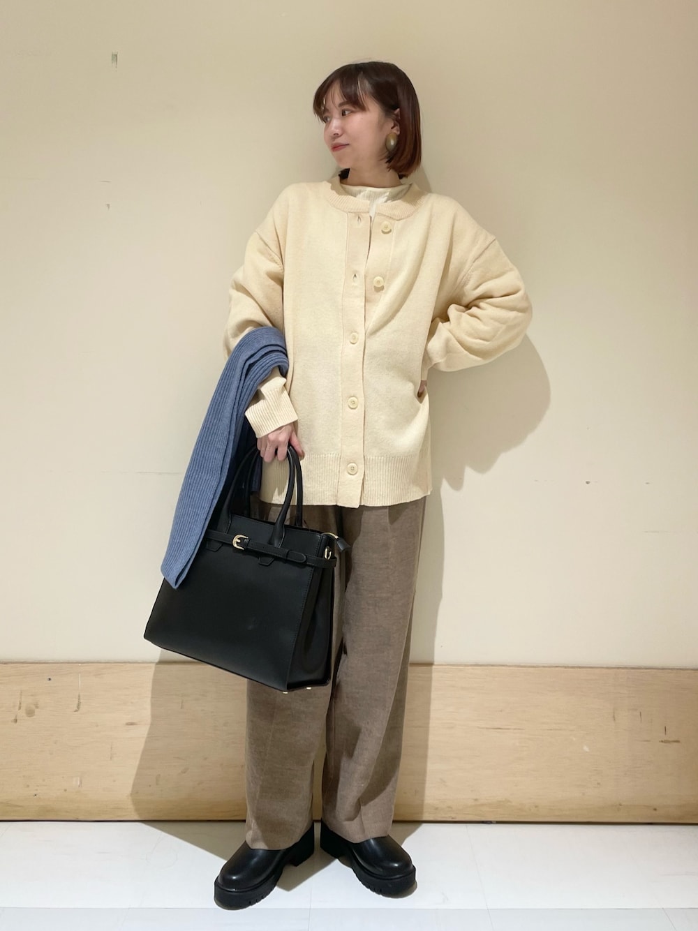 ホワイト系のニット/セーター、ホワイト系のカーディガン/ボレロ、ベージュ系のその他パンツを着用したレディースの秋コーディネートの1枚目の写真