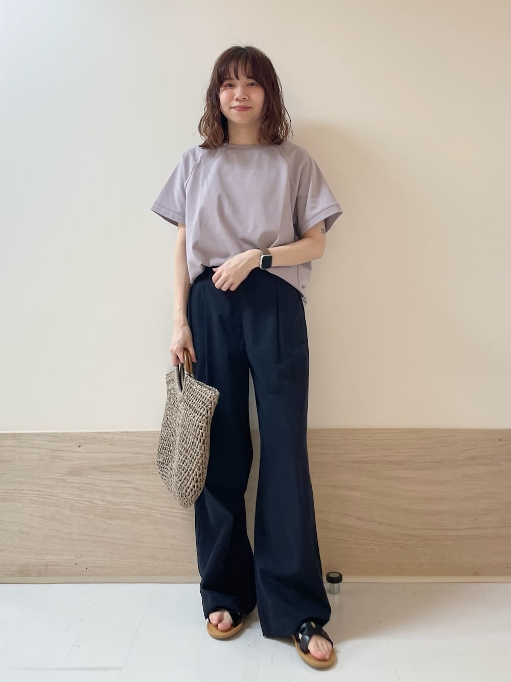 パープル系のTシャツ/カットソー、ブラック系のサンダル、ブルー系のその他パンツを着用したレディースの春コーディネートの1枚目の写真