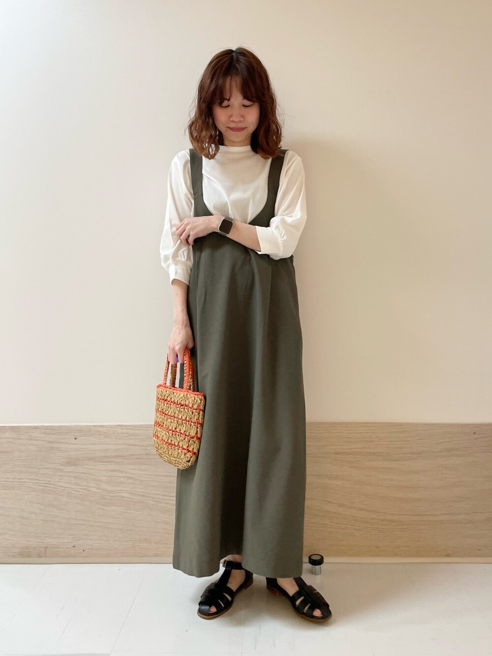 「URBAN RESEARCH DOORS、URBAN RESEARCH DOORS WOMENS、アーバンリサーチドアーズ、FORK&SPOON、ジャンスカ、ジャンパースカート、きれいめカジュアル、春夏コーデ、お出かけコーデ、休日スタイル、低身長コーデ、骨格ストレート、デートコーデ、シンプルコーデ、楽ちんコーデ」｜「FORK&SPOONのFORK&SPOON　ハイツイストコットンギャザースリーブTシャツ（Tシャツ/カットソー、ホワイト系）」を使った、ホンダ マユさん（レディース・152cm）の春コーディネートの1枚目の写真