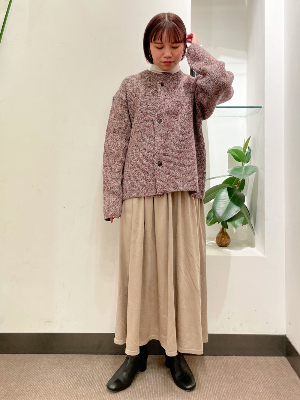 「URBAN RESEARCH DOORS、URBAN RESEARCH DOORS WOMENS、アーバンリサーチドアーズ、STILL BY HAND、スティルバイハンド、UNIFY、カジュアルコーデ、きれいめカジュアル、ゆるコーデ、低身長コーデ、秋冬コーデ」｜「URBAN RESEARCH DOORSのスウェードギャザースカート（スカート、グレー系）」を使った、ホンダ マユさん（レディース・152cm）の秋コーディネートの1枚目の写真