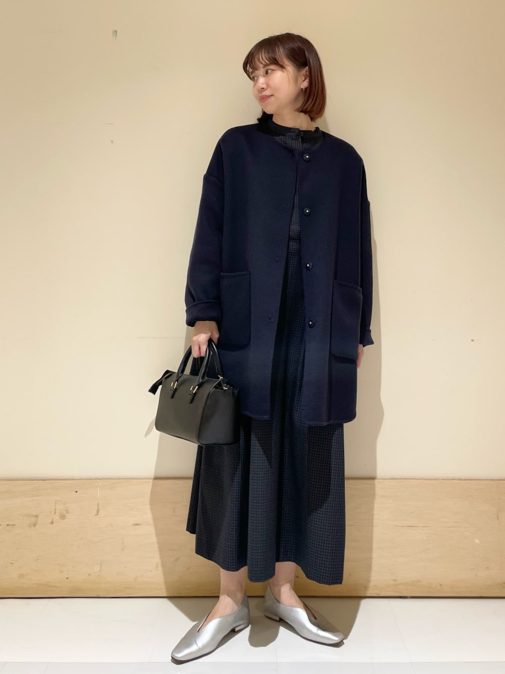 「URBAN RESEARCH DOORS、URBAN RESEARCH DOORS WOMENS、アーバンリサーチドアーズ、ワンピース、お出かけコーデ、きれいめカジュアル、冬アウター、休日スタイル、冬のコーデ、ネイビー、オトナカワイイ、新星WEARISTAにエントリー、チェック、チェックワンピース、低身長」｜「URBAN RESEARCHの『MADE IN JAPAN』Vカット2WAYパンプス（パンプス、シルバー系）」を使った、ホンダ マユさん（レディース・152cm）の冬コーディネートの1枚目の写真