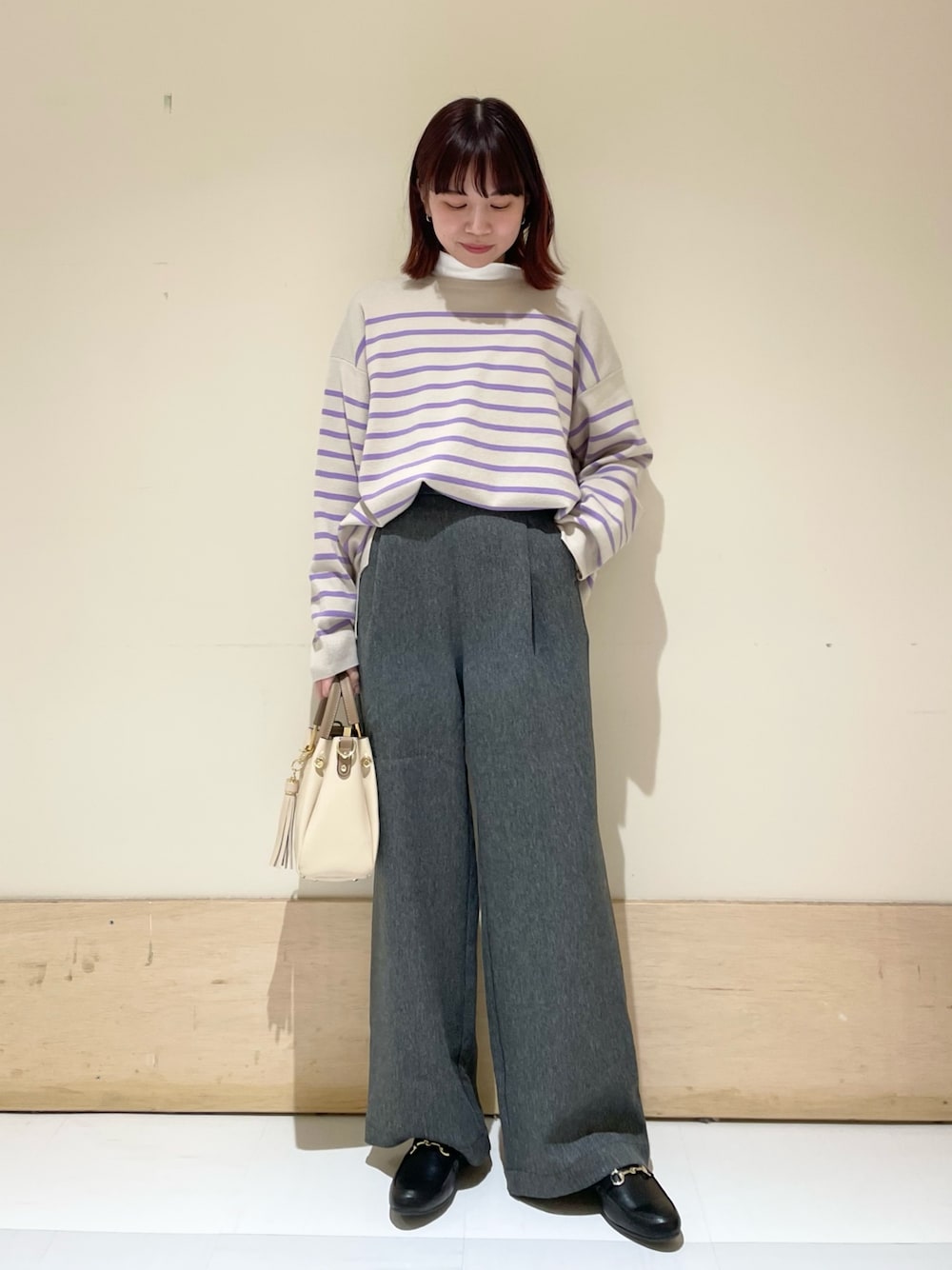 グレー系のその他パンツ、ホワイト系のTシャツ/カットソー、その他のニット/セーターを着用したレディースの冬コーディネートの1枚目の写真