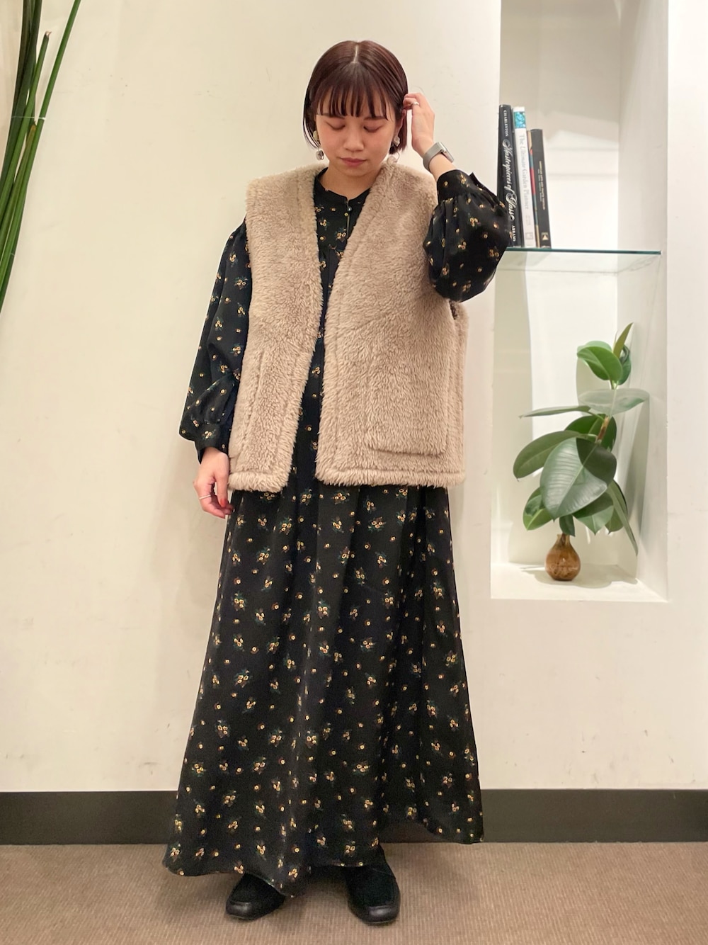 ブラック系のローファー、ブラック系のワンピース、グレー系のその他アウターを着用したレディースの秋コーディネートの1枚目の写真