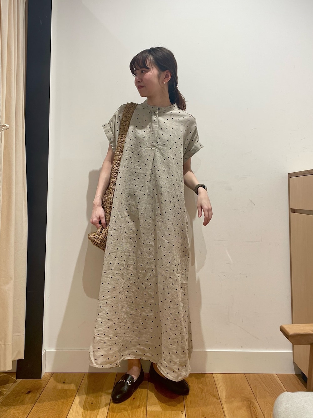 「URBAN RESEARCH DOORS、URBAN RESEARCH DOORS WOMENS、アーバンリサーチドアーズ、リネン、リネンワンピース、ドット、ドットワンピ、楽ちん、リラックススタイル、お出かけコーデ、休日スタイル、デートコーデ、大人カジュアル、低身長コーデ、骨格ストレート」｜「URBAN RESEARCH DOORSのリネンドットフレアワンピース（ワンピース、ベージュ系）」を使った、ホンダ マユさん（レディース・152cm）の春コーディネートの1枚目の写真