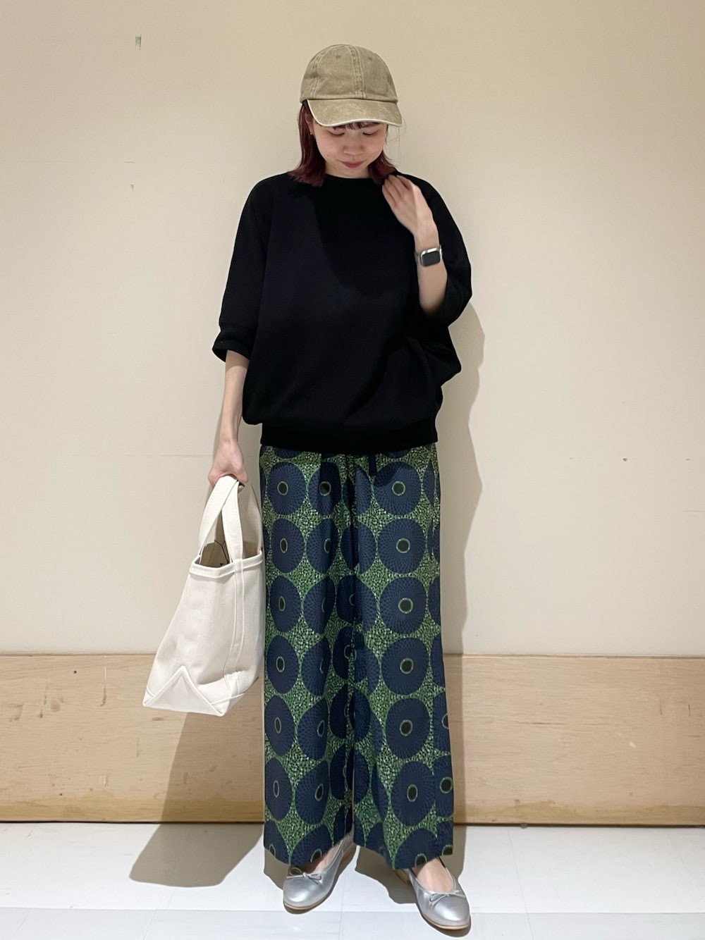 「URBAN RESEARCH DOORS、URBAN RESEARCH DOORS WOMENS、アーバンリサーチドアーズ、leglazik、柄パンツ、バレエシューズ、orcival、春コーデ、大人カジュアル、カジュアルコーデ、春服コーデ、低身長、低身長コーデ、おでかけコーデ、休日スタイル」｜「URBAN RESEARCH DOORSの『WEB/一部店舗限定カラー』タックフライスワイドTシャツ（Tシャツ/カットソー、ブラック系）」を使った、ホンダ マユさん（レディース・152cm）の春コーディネートの1枚目の写真