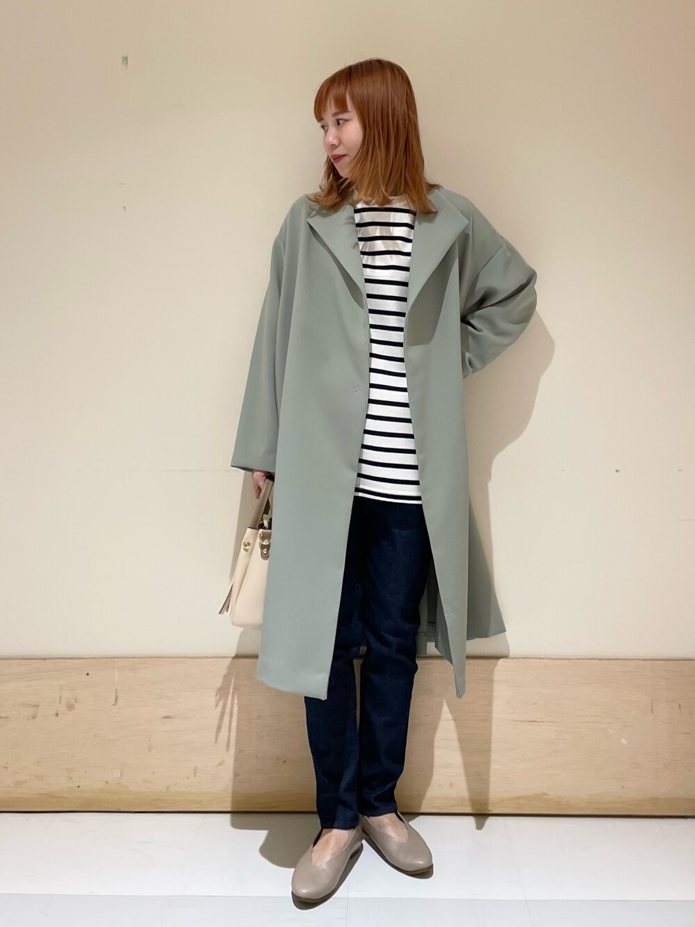 ブルー系のTシャツ/カットソー、ブルー系のデニムパンツ、ベージュ系のパンプスを着用したレディースの春コーディネートの1枚目の写真