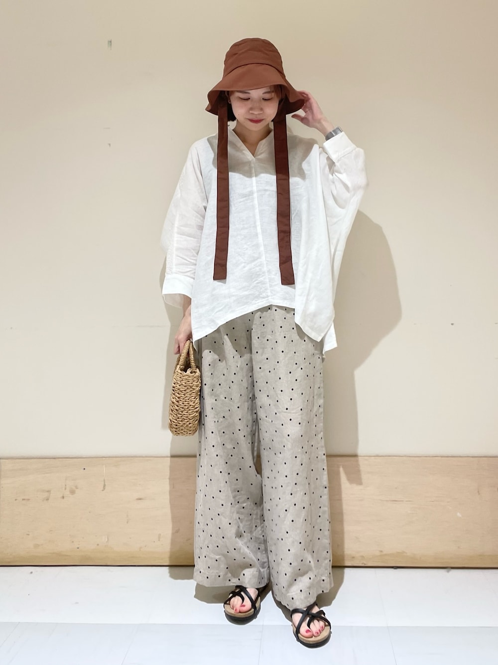 「URBAN RESEARCH DOORS、URBAN RESEARCH DOORS WOMENS、アーバンリサーチドアーズ、ワントーンコーデ、ホワイトコーデ、ベージュ、淡色コーデ、ドット、リネン、レース、初夏コーデ、春夏コーデ、休日スタイル、シンプルコーデ、低身長」｜「RODE SKOのラフソールナローストラップサンダル（サンダル、ブラック系）」を使った、ホンダ マユさん（レディース・152cm）の夏コーディネートの1枚目の写真