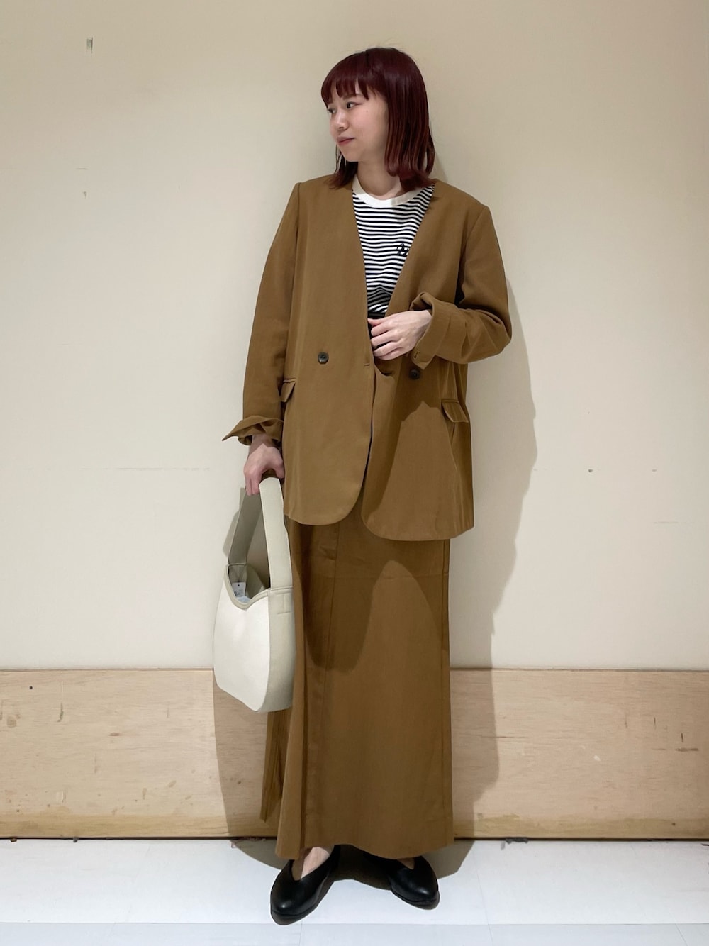 「URBAN RESEARCH DOORS、URBAN RESEARCH DOORS WOMENS、アーバンリサーチドアーズ、セットアップ、ボーダー、ジャケット、グルカスカート、春コーデ、いまどきジャケット写真、シンプルコーデ、ショップスタッフの好印象コーデ、ショップスタッフの推しセットアップ、低身長、低身長コーデ、大人カジュアル」｜「URBAN RESEARCH DOORSのコットンリネンノーカラージャケット（ノーカラージャケット、ベージュ系）」を使った、ホンダ マユさん（レディース・152cm）の春コーディネートの1枚目の写真