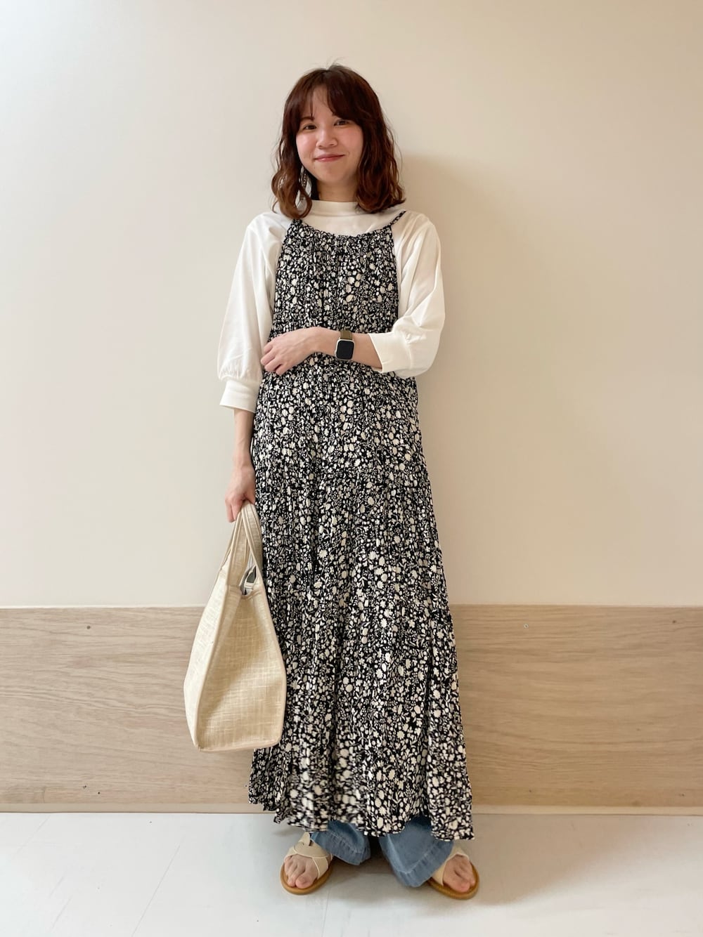 「URBAN RESEARCH DOORS、URBAN RESEARCH DOORS WOMENS、アーバンリサーチドアーズ、キャミワンピ、花柄、フラワープリント、レイヤードスタイル、お出かけコーデ、休日スタイル、春夏コーデ、きれいめカジュアル、デニム、低身長コーデ、骨格ストレート、デートコーデ」｜「URBAN RESEARCH DOORSのリトルフラワープリーツキャミワンピース（ワンピース、ブラック系）」を使った、ホンダ マユさん（レディース・152cm）の春コーディネートの1枚目の写真