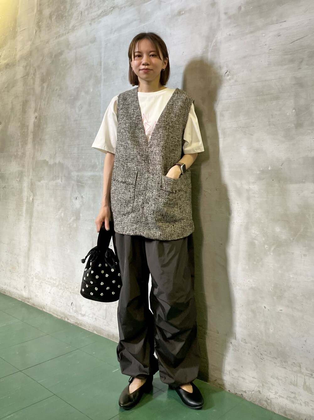 「URBAN RESEARCH DOORS、URBAN RESEARCH DOORS WOMENS、アーバンリサーチドアーズ、ベスト、ベスト×Tシャツ、ボーダー、ボーダートップス、パラシュートパンツ、カジュアルコーデ、休日スタイル、ビーズバッグ、ベロアバッグ、低身長、低身長コーデ、骨格ウェーブ」｜「URBAN RESEARCH DOORSのツイードベスト（ベスト、グレー系）」を使った、ホンダ マユさん（レディース・152cm）の夏コーディネートの1枚目の写真