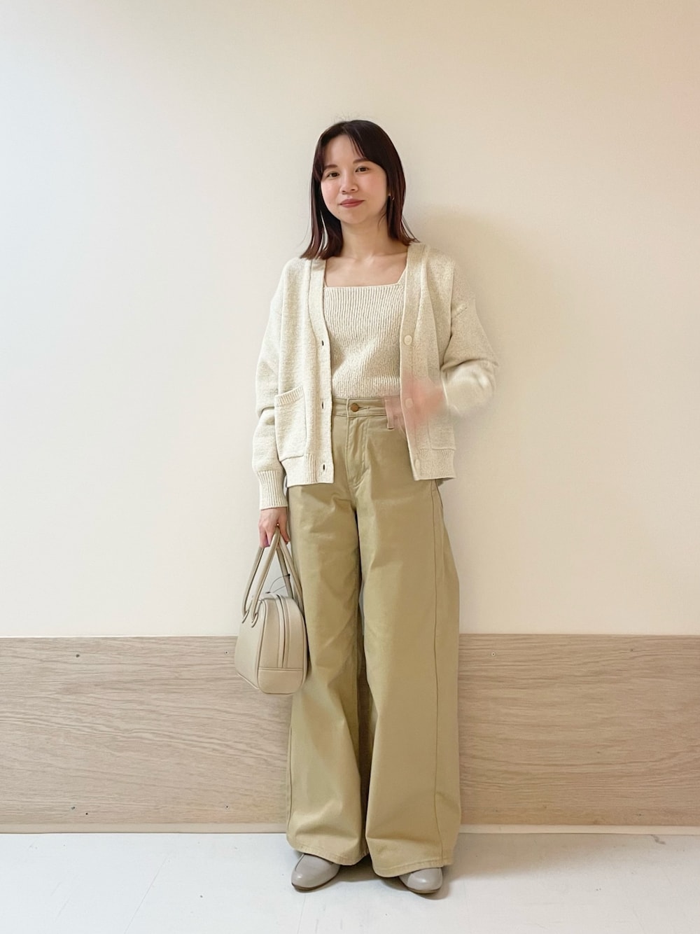 「URBAN RESEARCH DOORS、URBAN RESEARCH DOORS WOMENS、アーバンリサーチドアーズ、FORK&SPOON、ニットビスチェ、カーディガン、チノパン、淡色コーデ、ベージュ、ベージュコーデ、大人カジュアル、休日スタイル、お出かけコーデ、低身長、骨格ストレート」｜「URBAN RESEARCH DOORSのアジャスターハンドルボストンバッグ（ボストンバッグ、ベージュ系）」を使った、ホンダ マユさん（レディース・152cm）の冬コーディネートの1枚目の写真