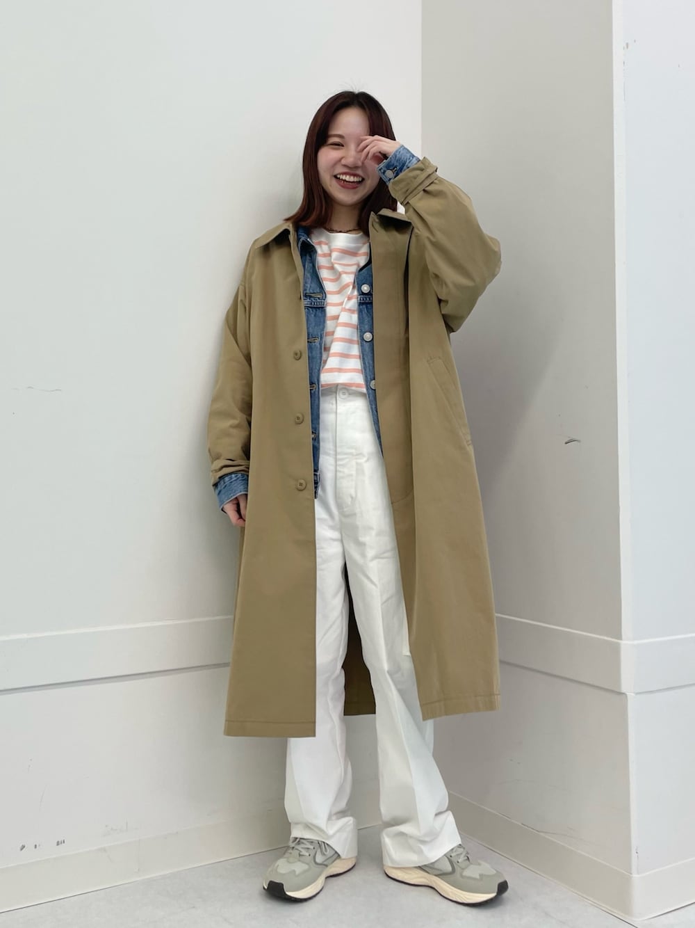 グレー系のスニーカー、ピンク系のTシャツ/カットソー、ホワイト系のその他パンツを着用したレディースの春コーディネートの1枚目の写真