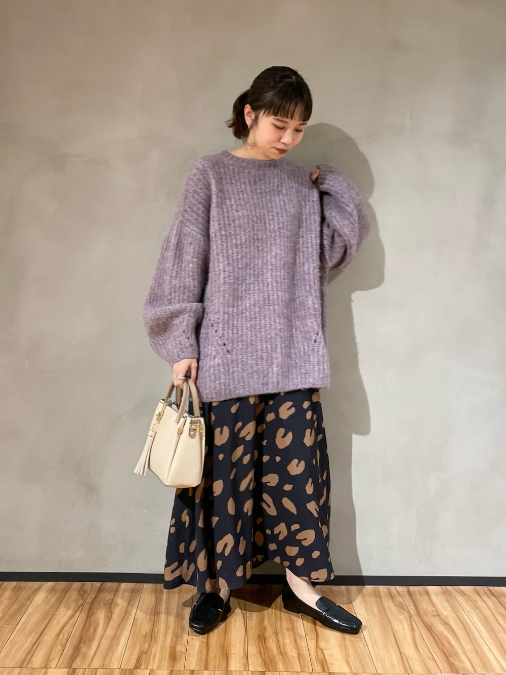 「URBAN RESEARCH DOORS、URBAN RESEARCH DOORS WOMENS、アーバンリサーチドアーズ、CouleurMeler、クルールメリー、ボリューム袖、ボリュームニット、パープルニット、レオハード柄、レオパードスカート、152cm、152cmコーデ」｜「Couleur MelerのCouleur Meler オクユウカ　畦ボリュームニットプルオーバー（ニット/セーター、パープル系）」を使った、ホンダ マユさん（レディース・152cm）の秋コーディネートの1枚目の写真